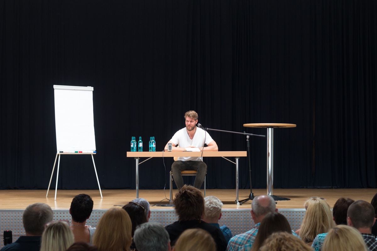 Fabian Ries bei einer Lesung