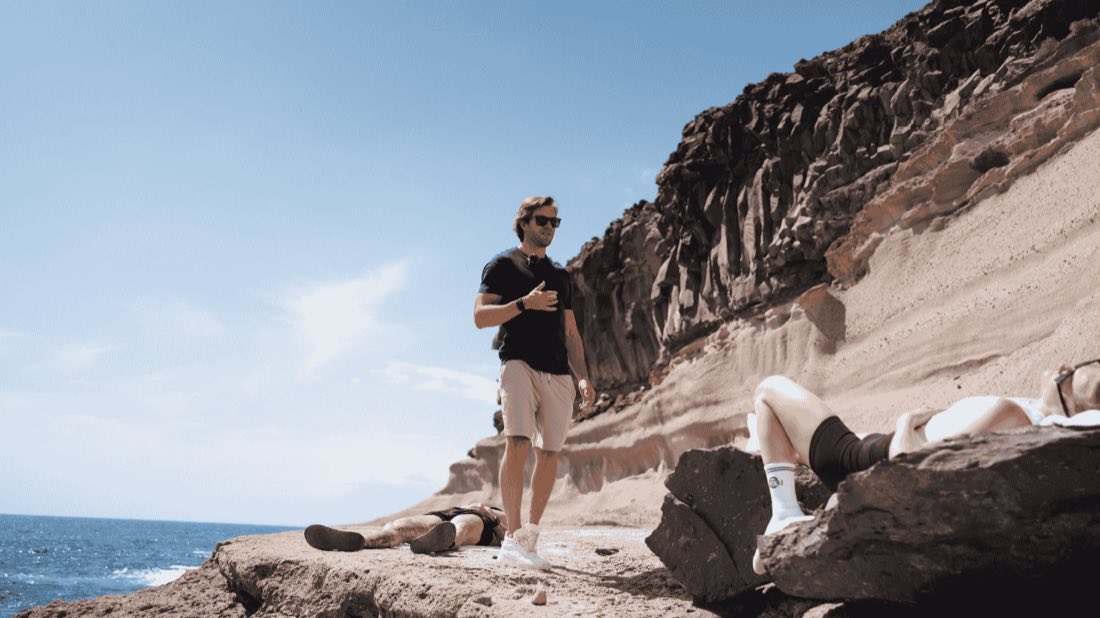 Fabian Ries leitet eine Hypnobreath®-Session mit Athleten an der Küste von Teneriffa