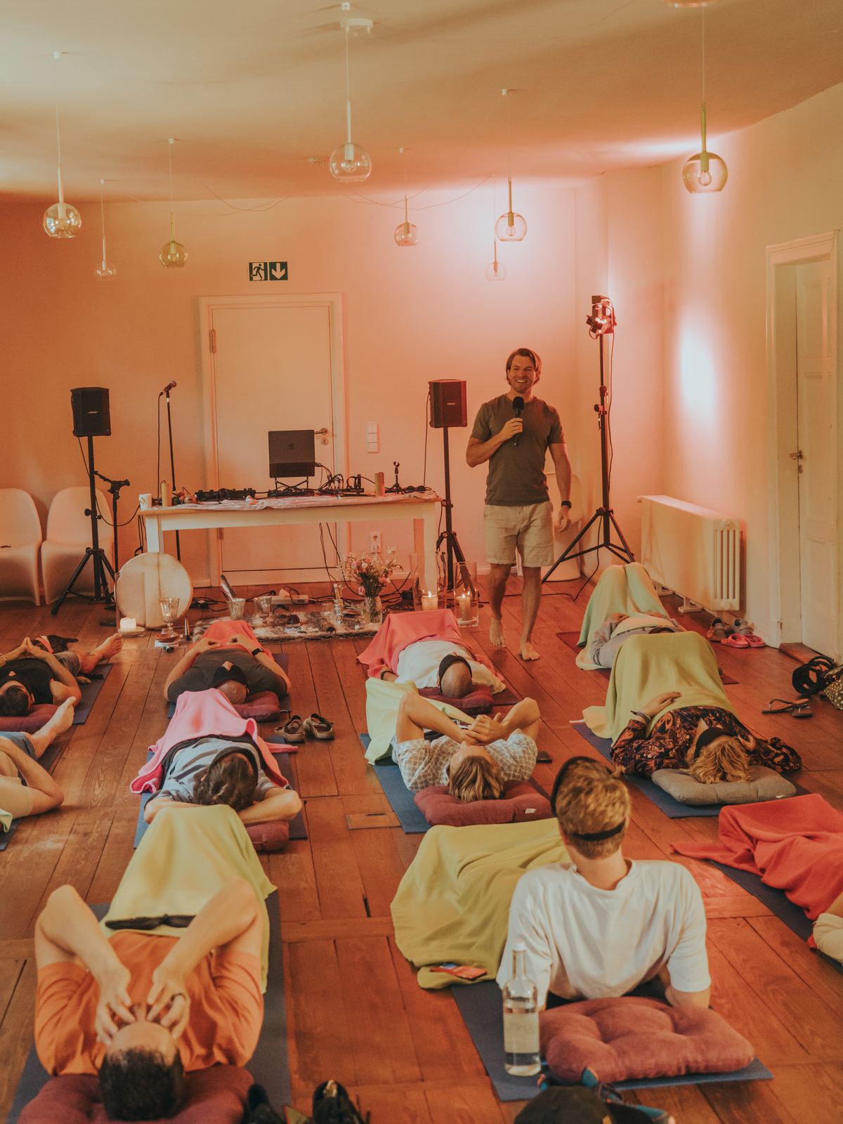 Fabian Ries leitet eine Hypnobreath®-Session beim Workation-Retreat in Blankensee