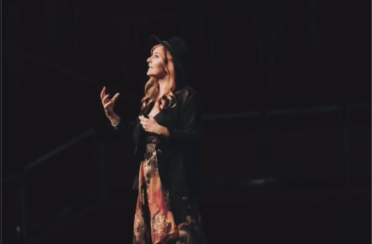 Jana, Sprechcoachin und Voice-Trainerin, auf der Bühne