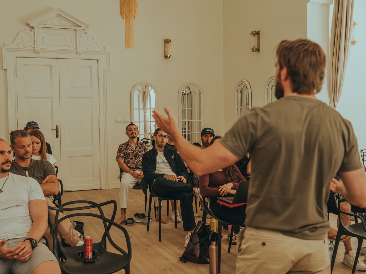 Fabian Ries im Workshop mit Coaches beim Workation-Retreat in Polen