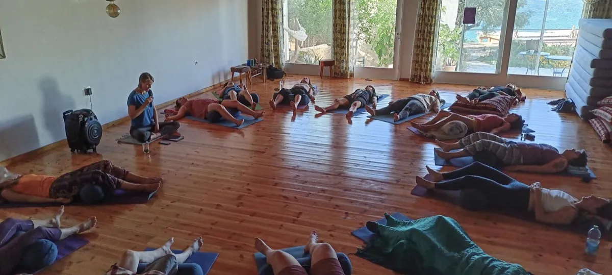 Viola leitet ihre erste Hypnobreath©-Session bei der Human-Design-Konferenz in Kreta